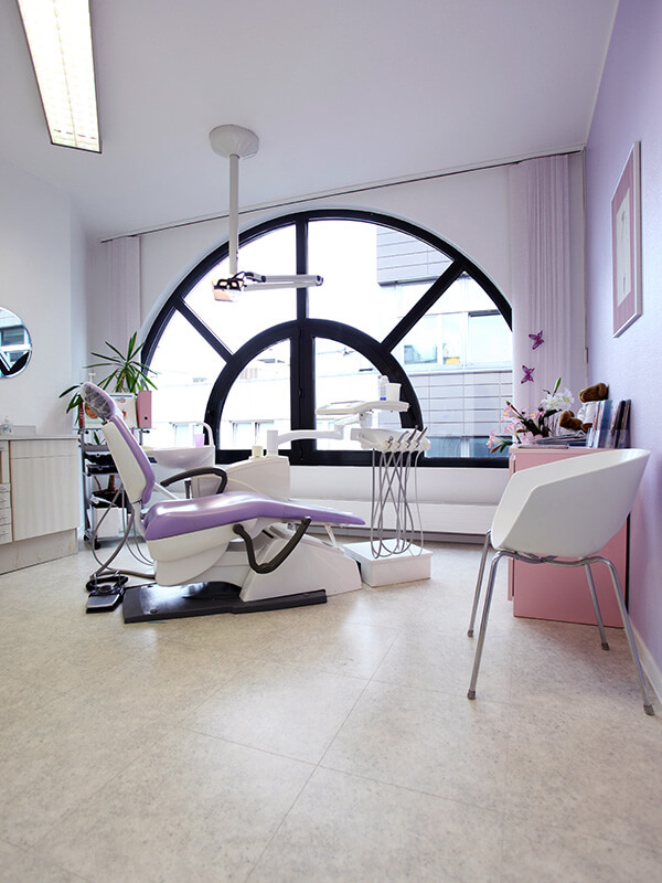 Treatment room of the Rita Goutkin dental practice in Cologne