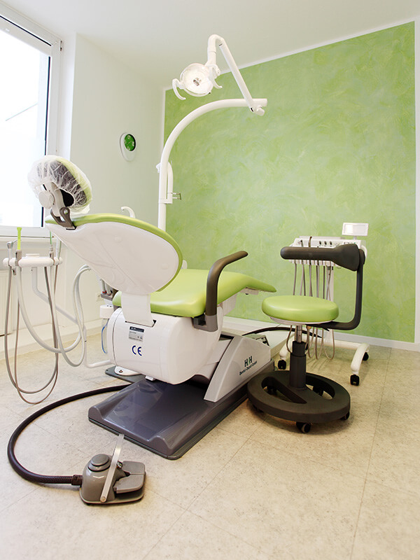 Second treatment room of the Cologne practice with modern equipment